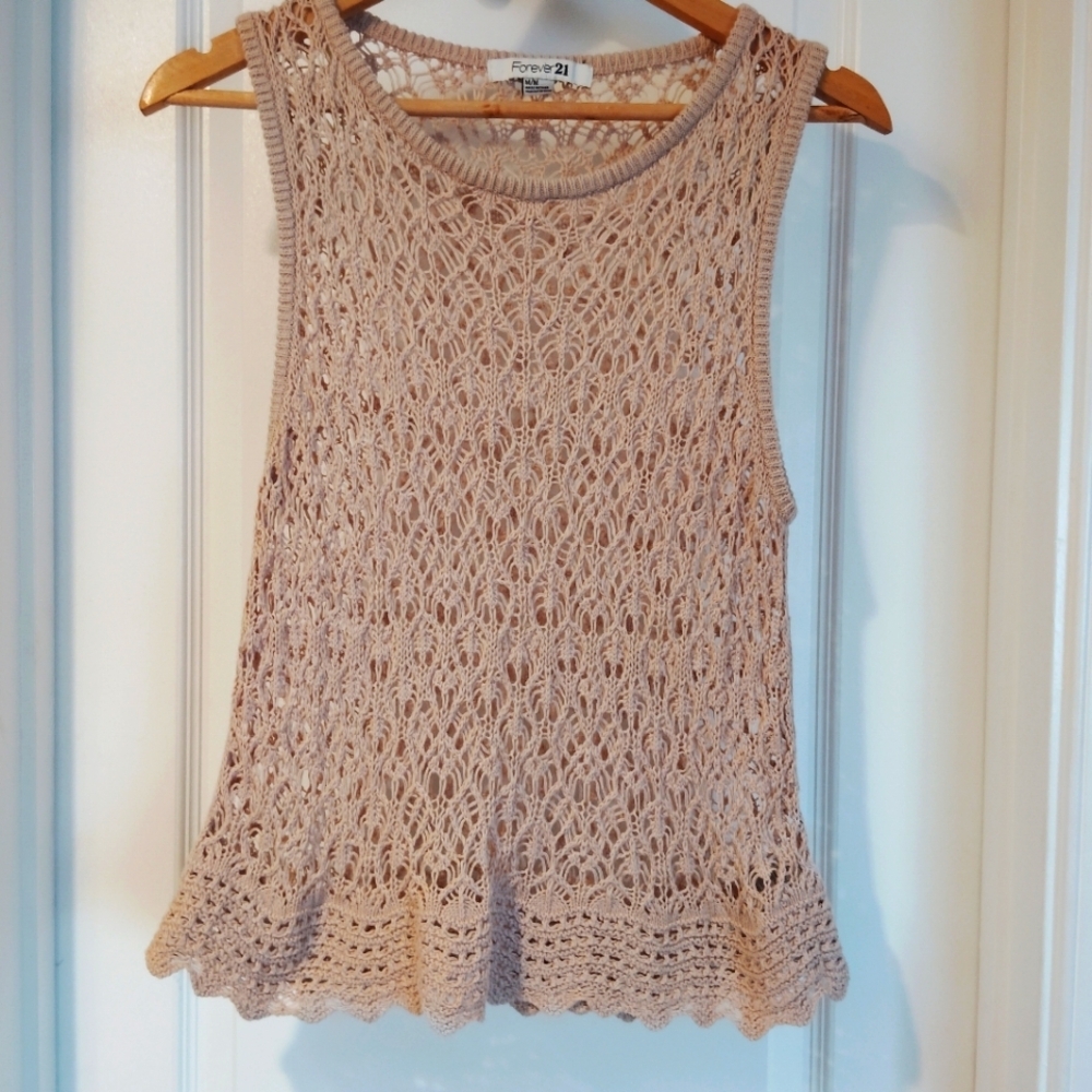 NWOT FOREVER 21 OPEN CROCHET SLEEVELESS RUFFLE Y2K BOHO MED TOP FESTIVAL BEACH